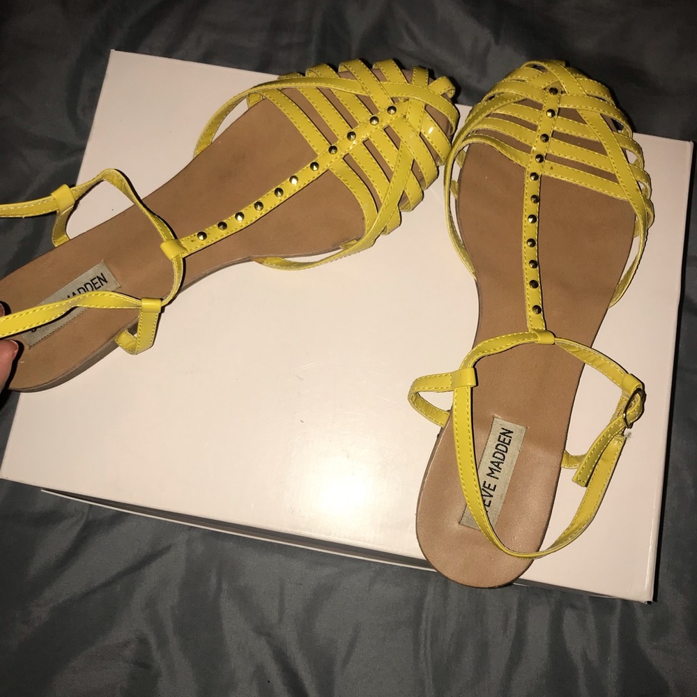 STEVE MADDEN YELLOW STUDED PATENT LEATHER SANDALS